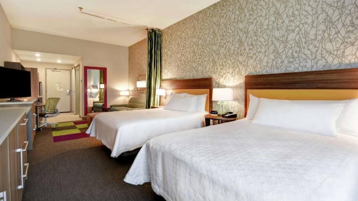 Jekyll Island Hotel | Prime Location! Outdoor Pool, Pet-Friendly Property, Free Breakfast!