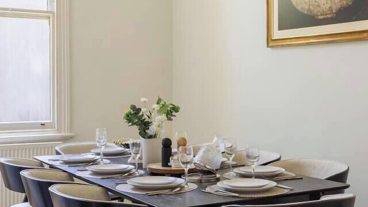 Kew House | Prime Location | Stylish 5 Bedroom House with Pool