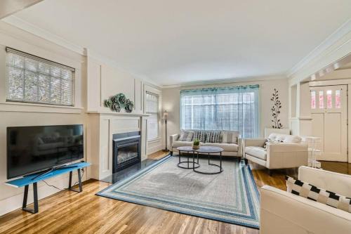 Lower Queen Anne Apartment | Prime Location walk to attractions w Free Parking