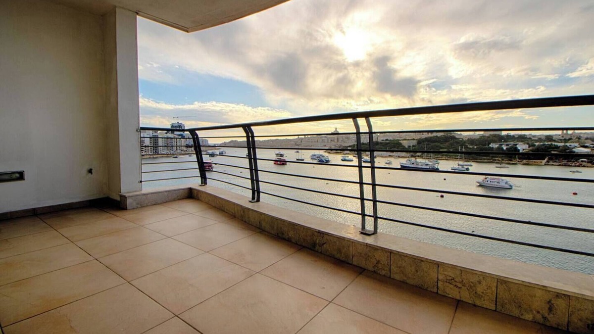 Gzira Apartment | Prime location with breathtaking sea views! Stay in style at this modern, fully furnished 4-bedroom apartment in the heart of Sliema, Malta.