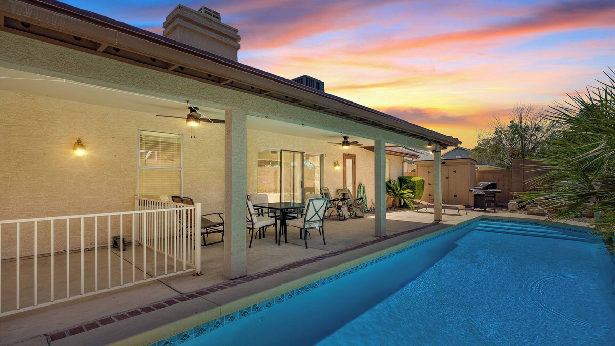 Glendale House | Prime Location With Pool Just 3-mins From Westgate Entertainment!