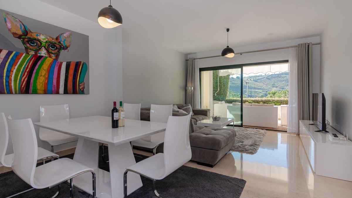Benahavis Apartment | Prime location within beautiful gated community - LATE AVAILABILITY!