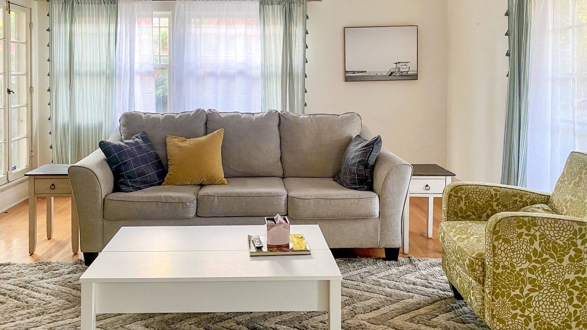 Los Feliz House | Prime Los Feliz Craftsman 2/1 Bungalow Home, Big Yard, Dog Friendly,Washer/Dryer