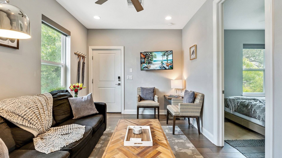 Bayshore Gardens House | Prime Luxury: New Townhouse in Tampa's Best Spot!