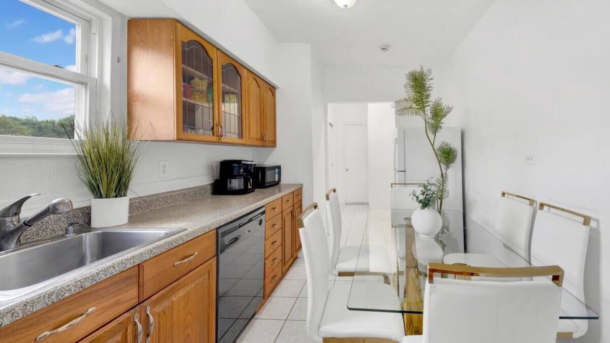 Southeast Yonkers House | Prime NY Luxury Getaway King Bed + Easy Parking H2