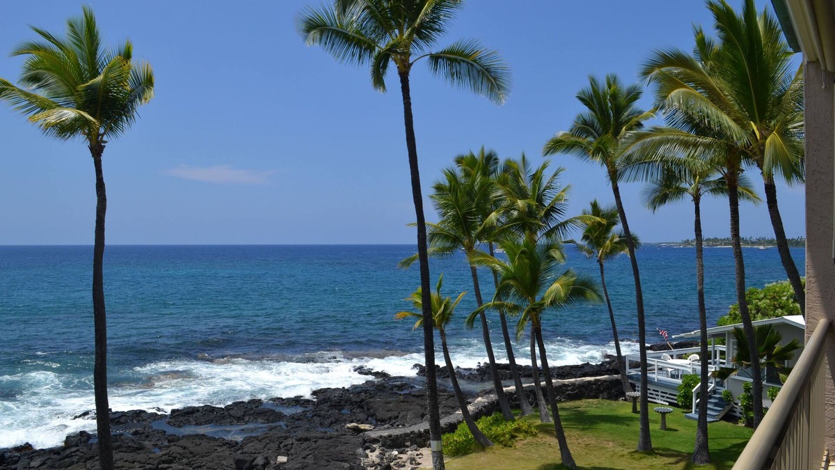 Historic Kailua Village Condo | Prime Oceanfront Kona Reef Vacation Condo - D Building