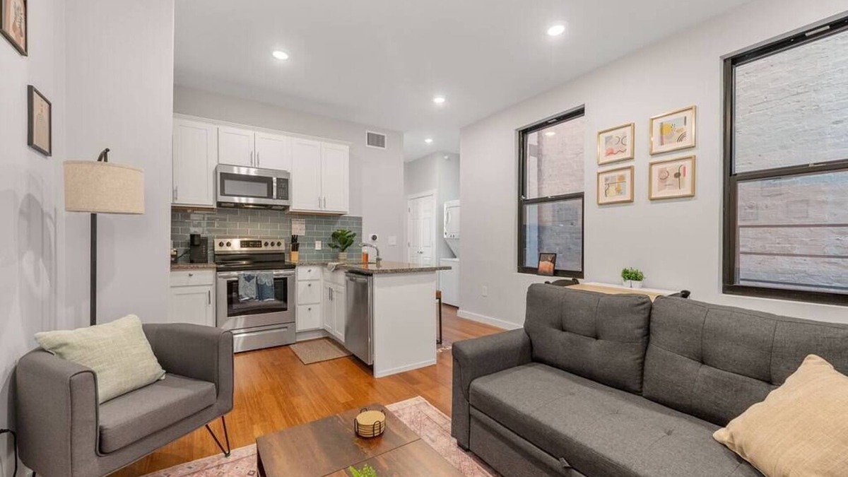 Over-the-Rhine Apartment | Prime OTR off Vine+Lux Full Bed+Near FREE Light Rail+Fast WiFi+50in TV+ Sleeps 3