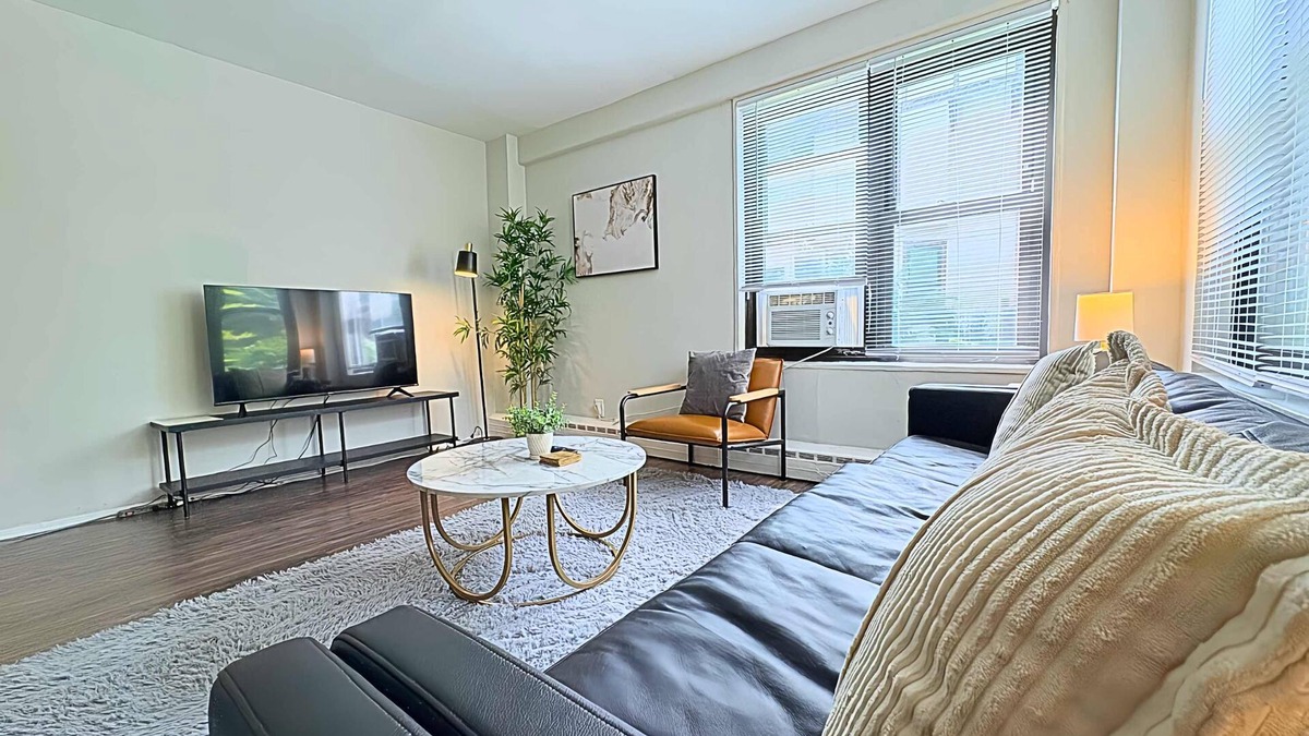 Hyde Park Apartment | Prime Spot, Chic 1-Bedroom Unit