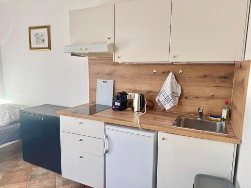 Liesing Apartment | Prime Studio Apartment with Easy Access & Parking