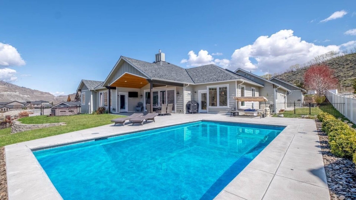 Orondo House | Prime views, private pool & spa, quiet, family/foodie paradise mins from Chelan