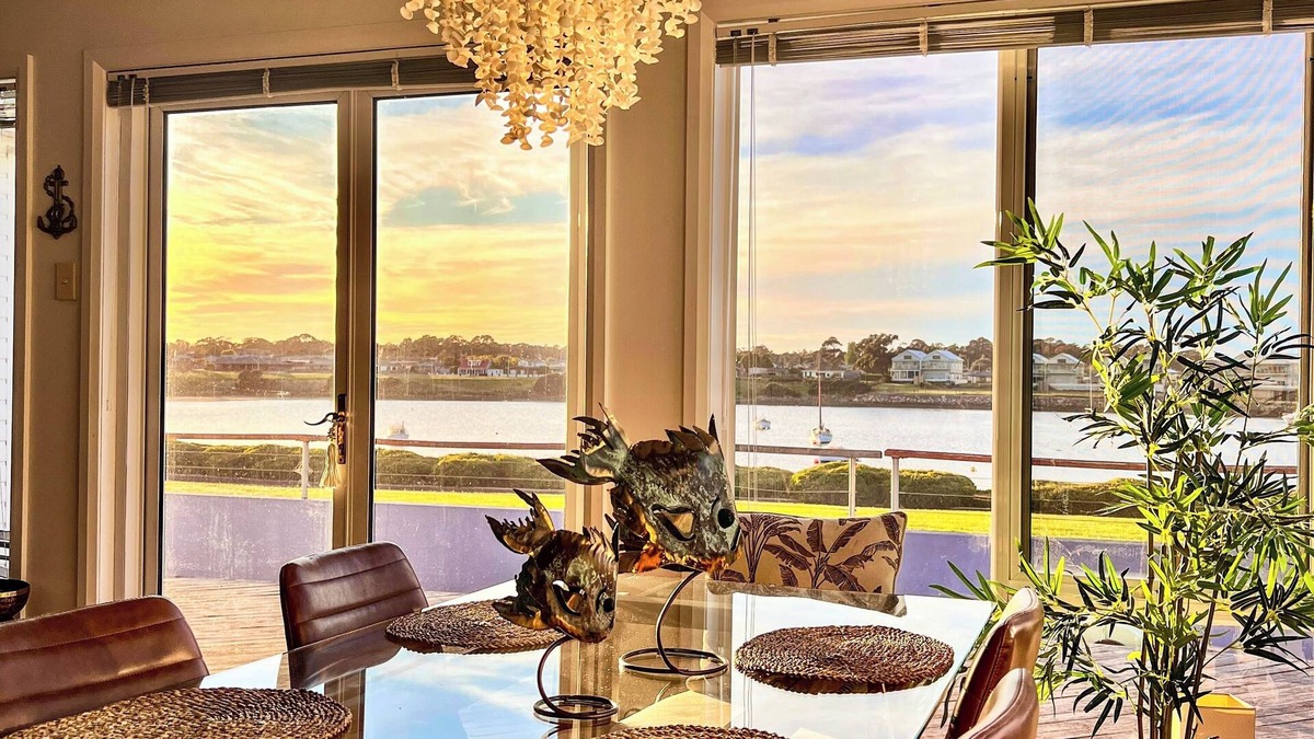 George Town House | Prime Waterfront House/Breathtaking Water Views 5 min to Low Head Fairy Penguins