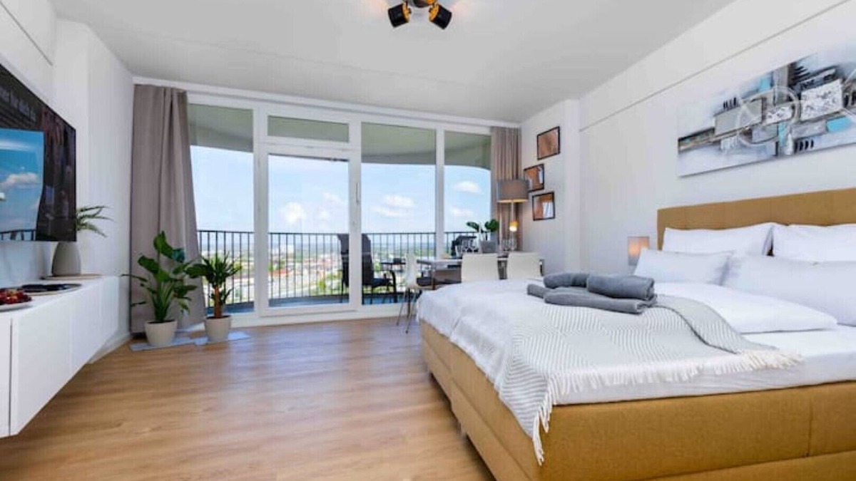 Antonsviertel Apartment | Primero Top-Apartment I 35qm Balcony Great View 22fl. I Center Kongress