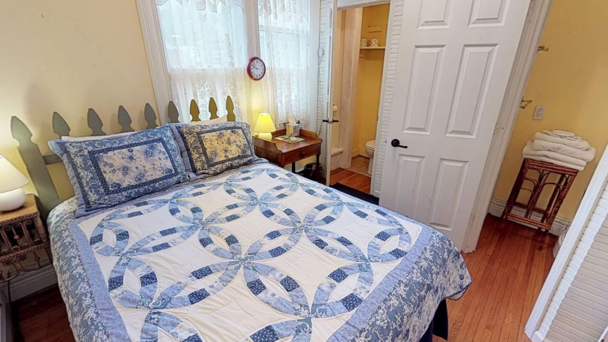 Nelsonville Bed & Breakfast | Primrose Bed and Breakfast Posy Room Hocking Hills Ohio between Logan & Athens