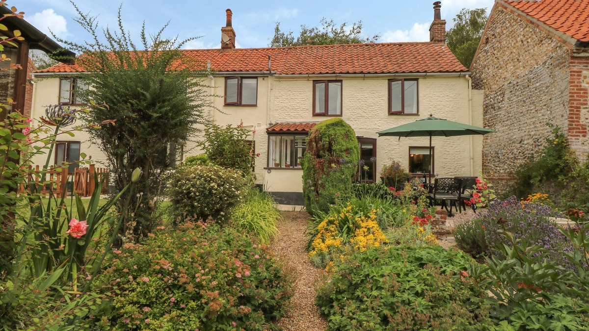 Stiffkey Cottage | PRIMROSE COTTAGE, character holiday cottage in Stiffkey