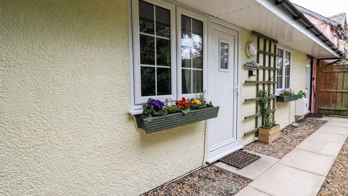 Crossgates Cottage | PRIMROSE COTTAGE, pet friendly, with a garden in Crossgates