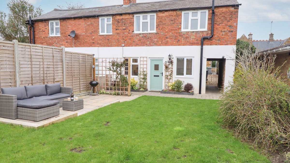 Caldecott Cottage | PRIMROSE COTTAGE, pet friendly, with open fire in Rockingham