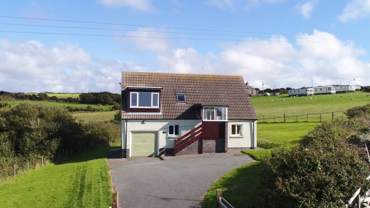 Roch Cottage | PRIMROSE COTTAGE, family friendly, with a garden in Newgale
