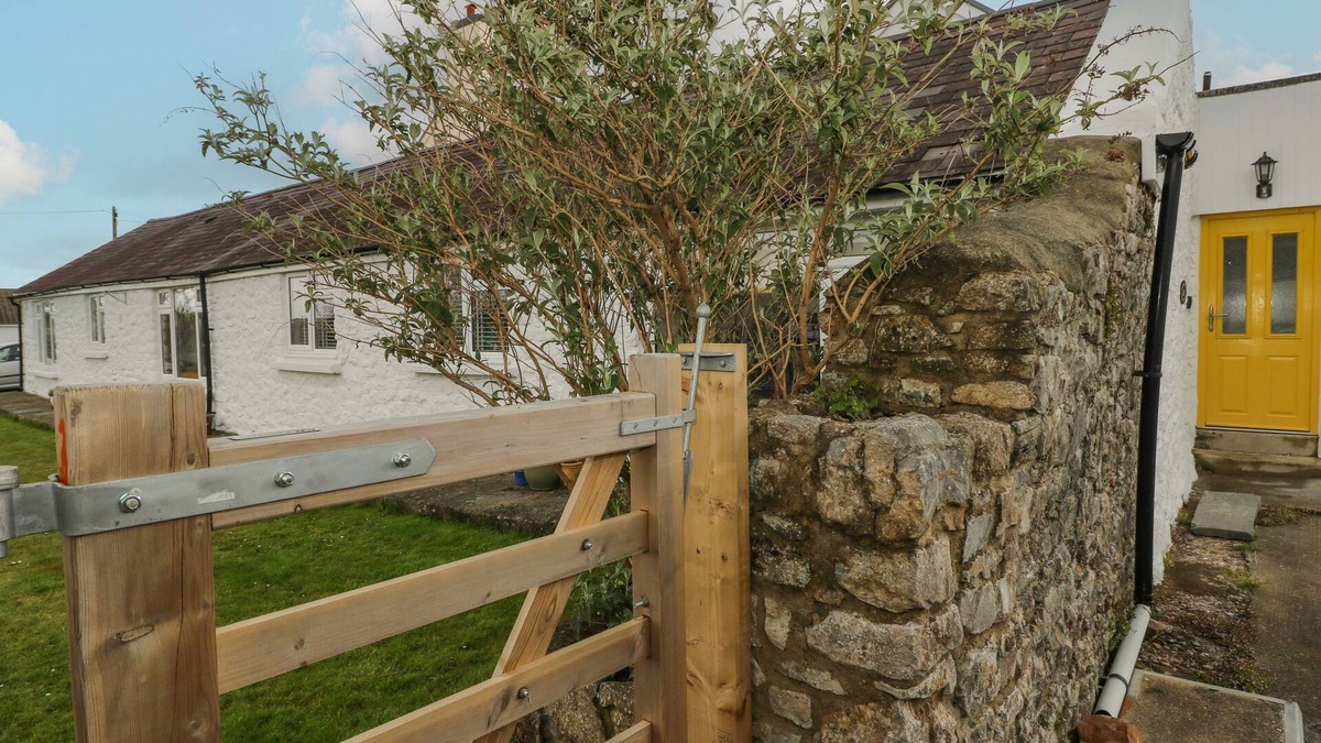 Jameston Cottage | PRIMROSE COTTAGE, pet friendly, with a garden in Manorbier
