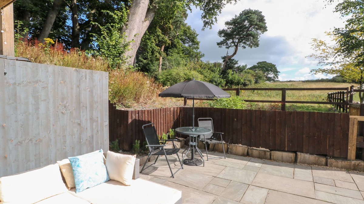 Flintshire House | PRIMROSE COTTAGE, romantic, character holiday cottage in Mold