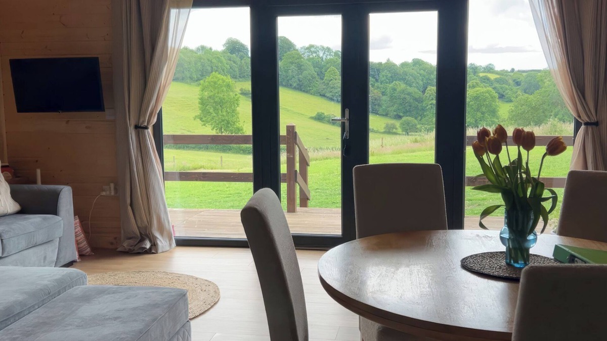 Chard Cottage | PRIMROSE, family friendly, with hot tub in Chard