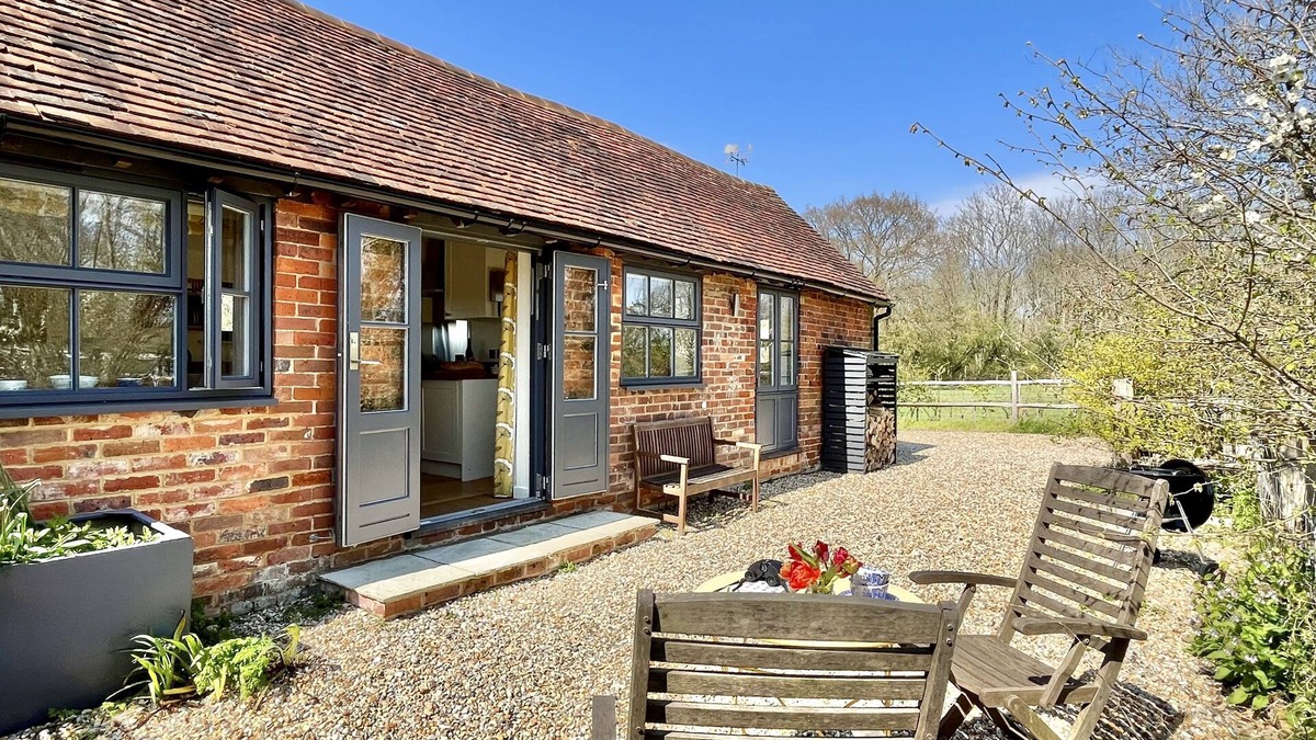 Mayfield Cottage | Primrose Lodge by inspirestays-com - a cottage that sleeps 2 guests in 1 bedroom