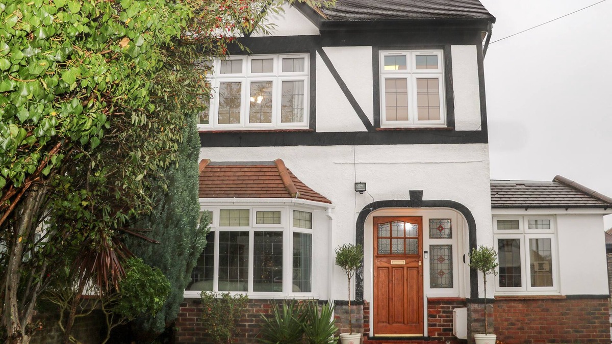 Worthing Cottage | PRIMROSE PLACE, pet friendly, character holiday cottage in Worthing
