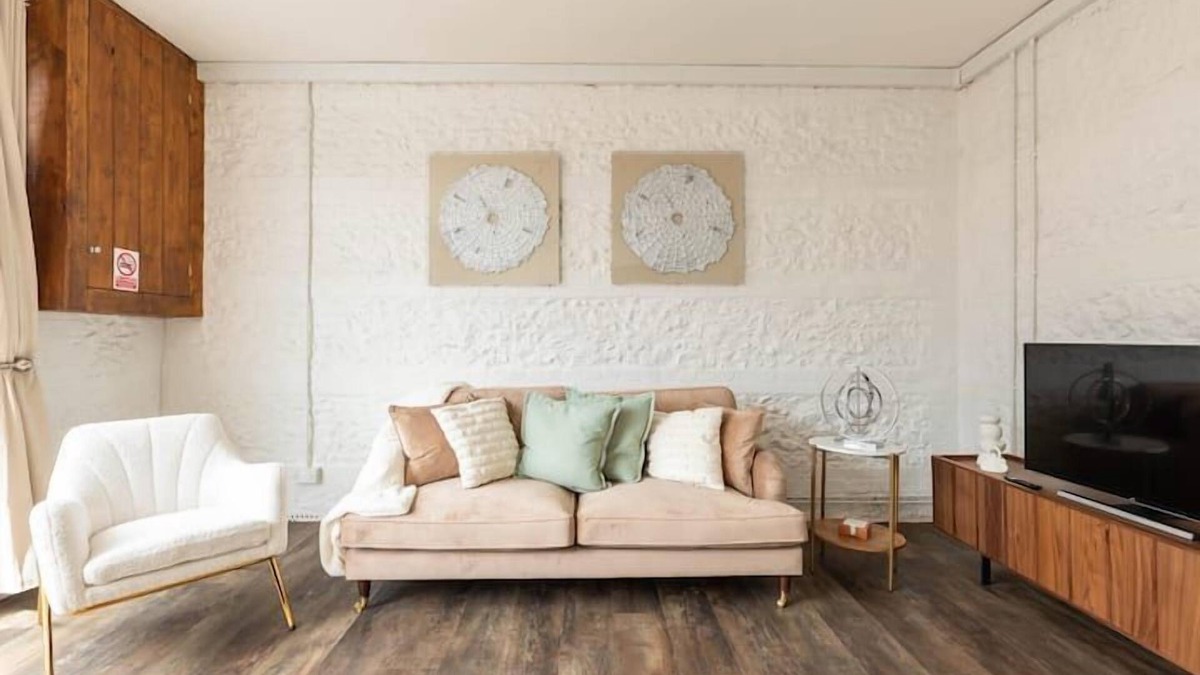 Blandford Saint Mary House | PRIMROSE - UNIQUE STAY | SLEEPS 2 | PETS ALLOWED | HOT TUB | BBQ | PATIO | WI-FI