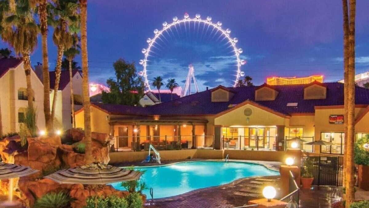 Las Vegas Villa | PRISTINE 2 BDR + KITCHEN + POOL + FREE WIFI