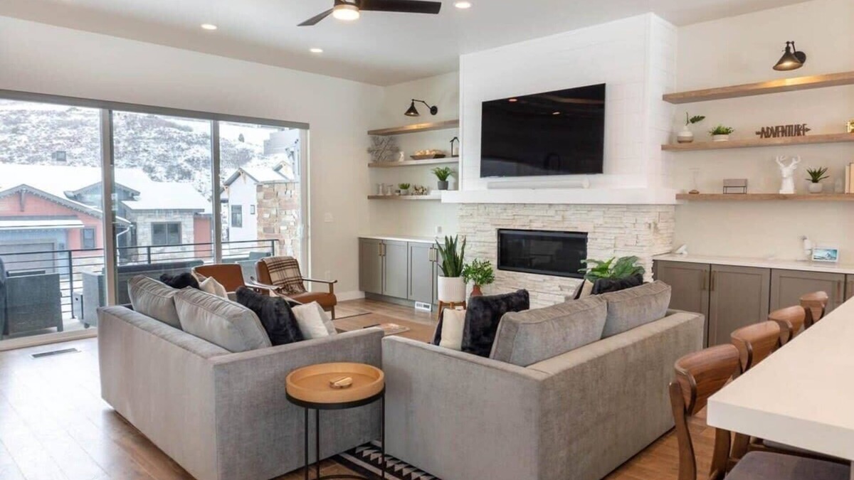 Deer Mountain House | Pristine 3BR w/Hot Tub - 15min to Park City!