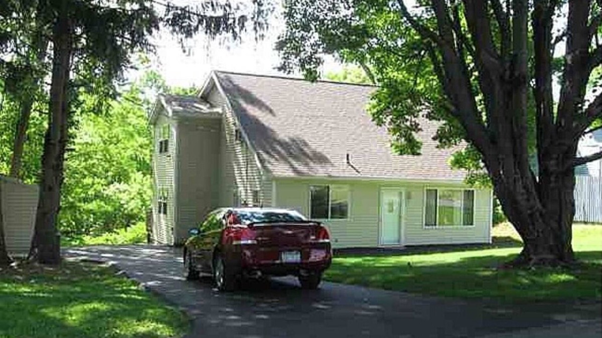 McKownville House | PRISTINE CAPE COD ON THE CREEK! 4 Large Bedrooms - 8 Guests