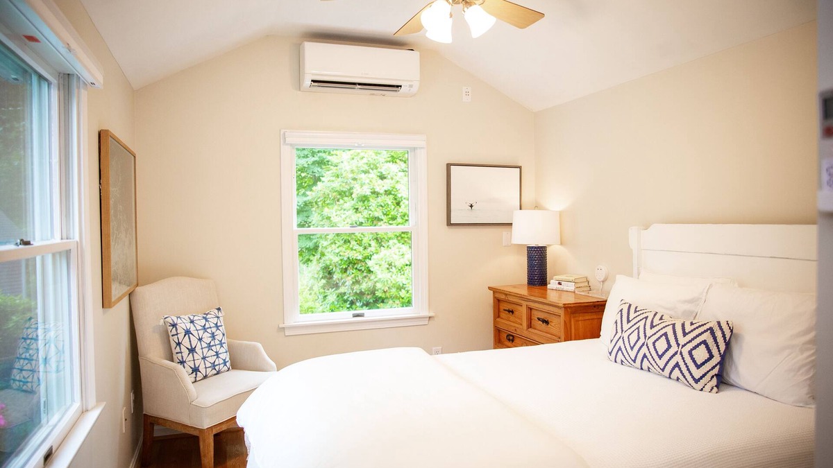 Orleans House | Pristine Cottage: EV charger, AC, outdoor shower+ firepit, walk to Bakers Pond