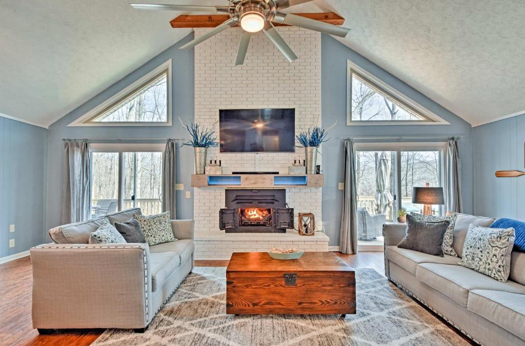 Dover House | Pristine Lake Barkley Escape with Deck, Porch and Bar!