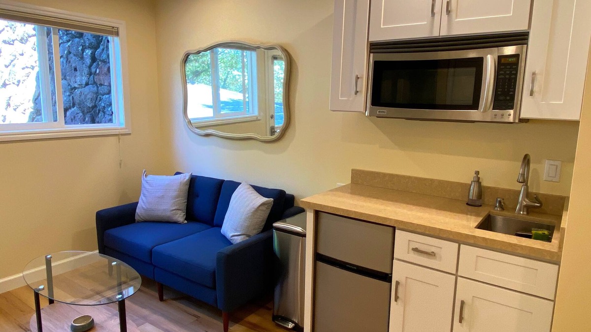 Bayside Acres Apartment | Pristine New Studio—Walk to SF Bay & State Park! With A/C!