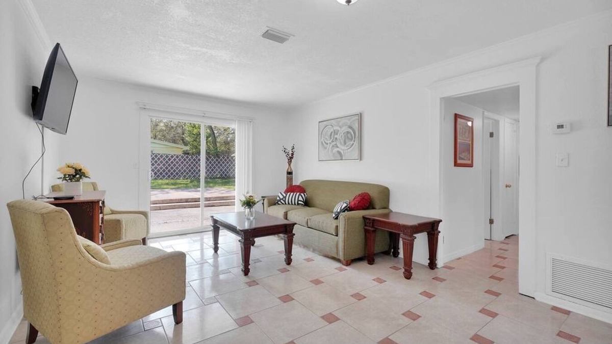 Hyde Park House | ~Pristine Paw Pad Sleeps 9 Near NAS Jax~