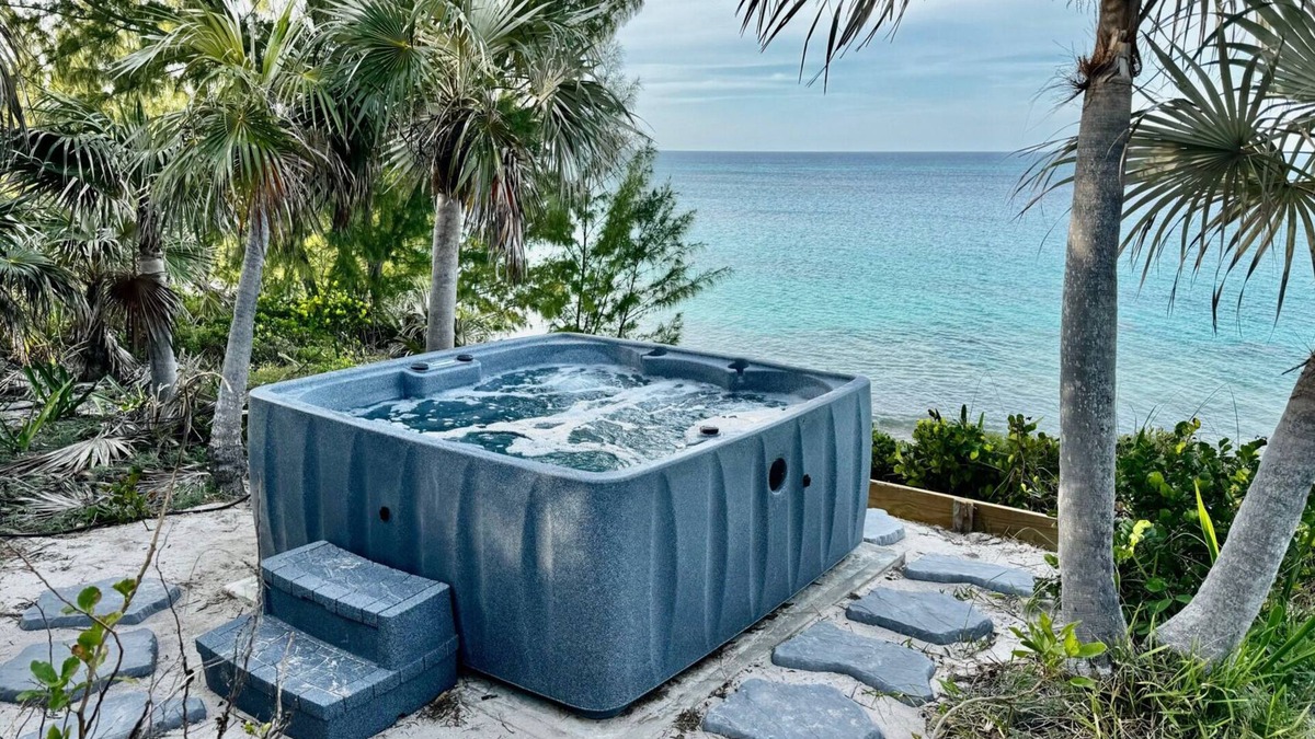 North Palmetto Point Cottage | Priv. Beachfront House w/Hot Tub on Pink Sand Beach. Walk to Restaurant/Bar