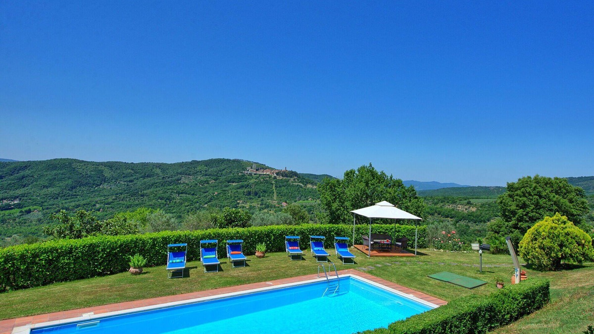 Civitella in Val di Chiana Villa | Private Villa with WIFI, A/C, private pool, patio, panoramic view, parking, close to Arezzo