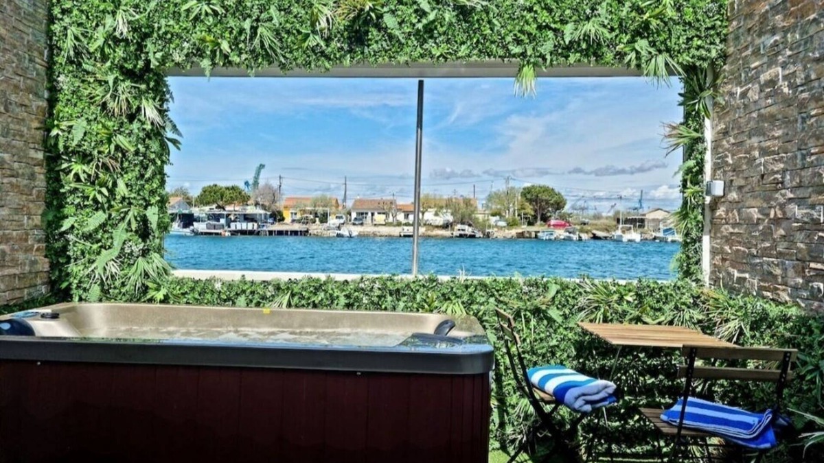 Port-Saint-Louis-du-Rhone Apartment | Private Jacuzzi with sea view - quiet, cosy suite