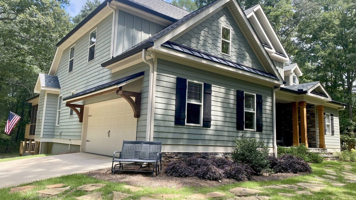 Senoia House | Privacy, view & location in one! Secret garden 4 bedroom Senoia home on 5 acres