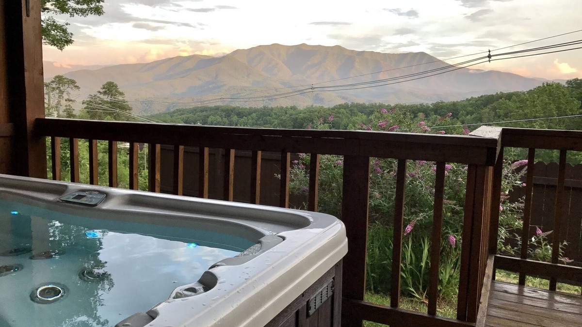 Gatlinburg - Pigeon Forge Cabin | Privacy with a view ! Romantic. Great getaway/honeymoon spot. Wifi/TV, Free Tix