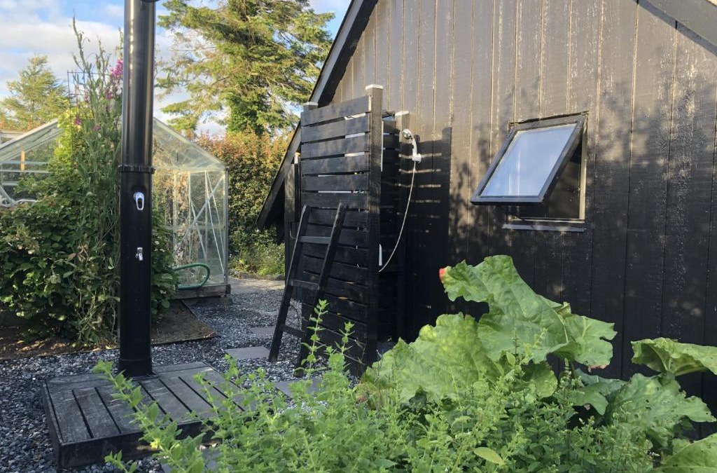 Randers Municipality House | Privat sommerhus + anneks på en stor grund lukket grund, med grill, bålplads mv