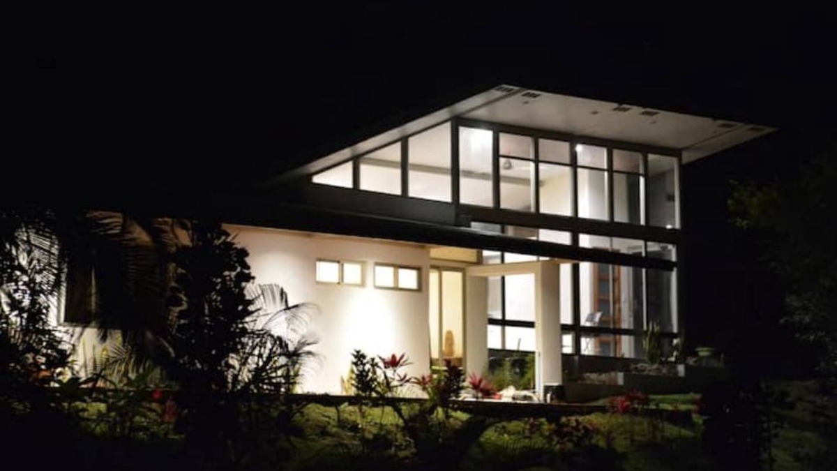 La Tigra House | Private 1-Acre Glass House Rainforest Estate!
