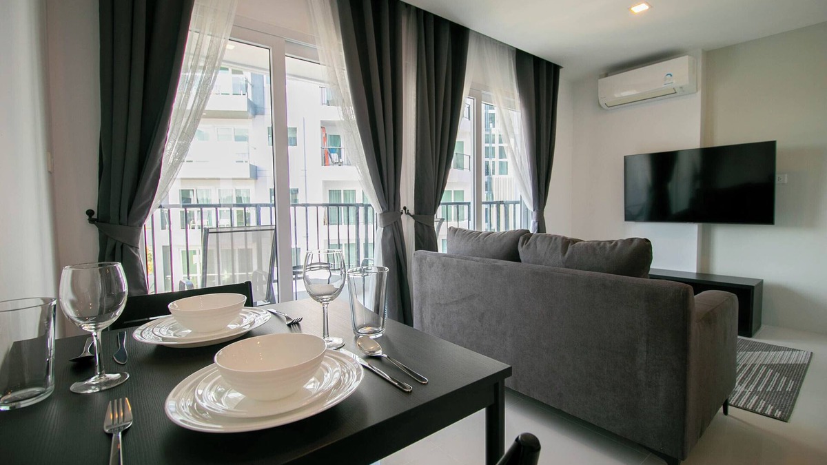 Kram Condo | Private 1 bdrm high floor near the beach w Lake and pool view