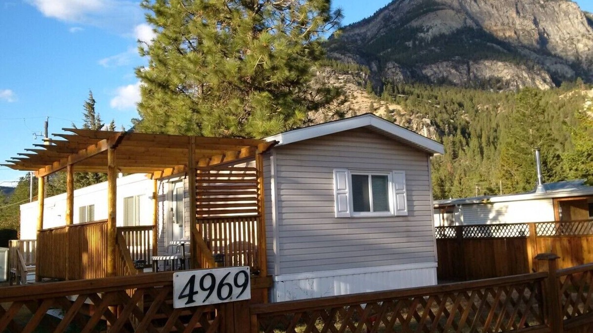 East Kootenay House | PRIVATE 1 BEDRM HOME, BY WHITE SWAN PROV. PARK RELAXING FAIRMONT AND LUSSIER HOTSPRINGS