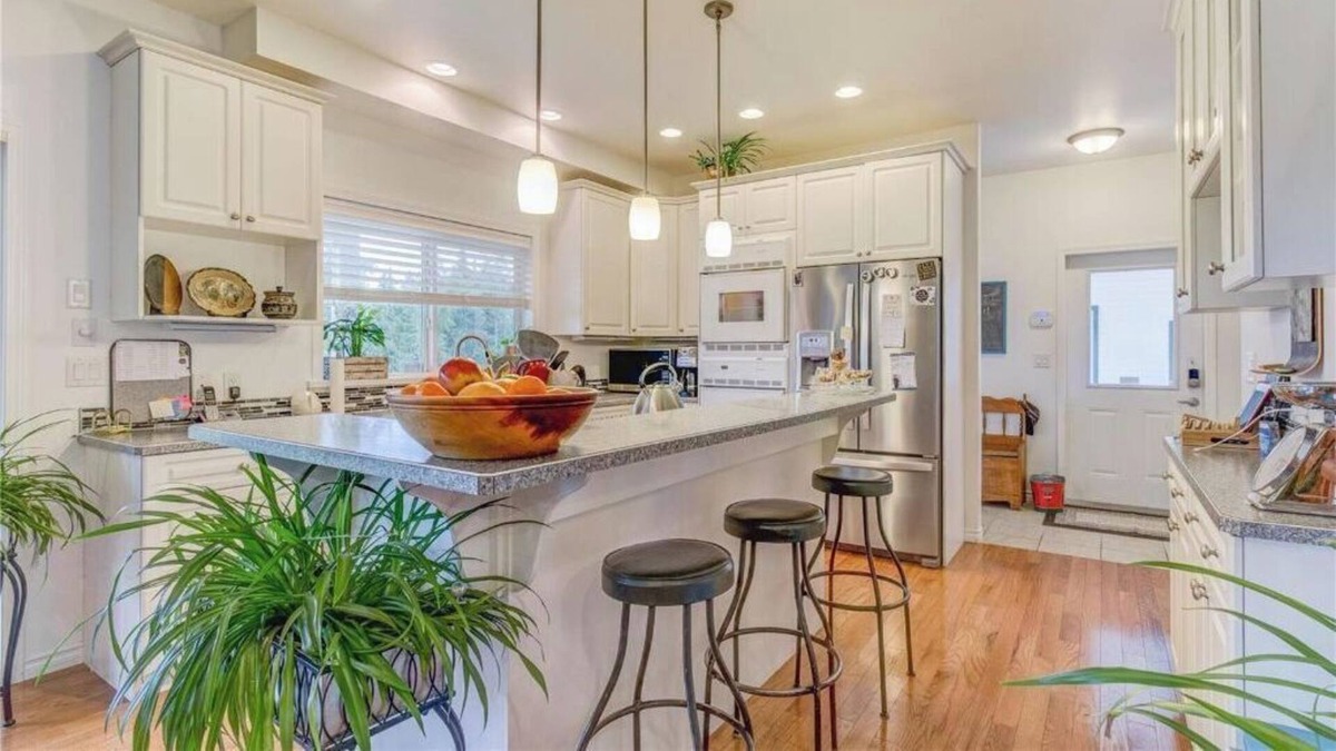 Salmon Arm House | Private 1 Bedroom Carriage House on an Acreage- 8 minutes to downtown Salmon Arm
