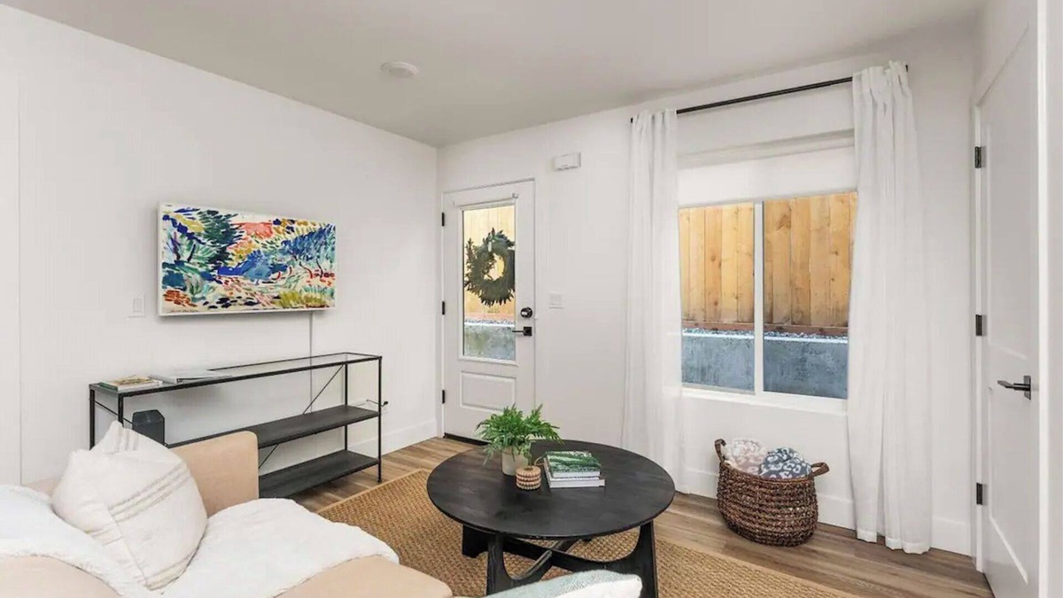 Richmond House | Private 1-bedroom Retreat in South East Portland with WiFi. Animal friendly.