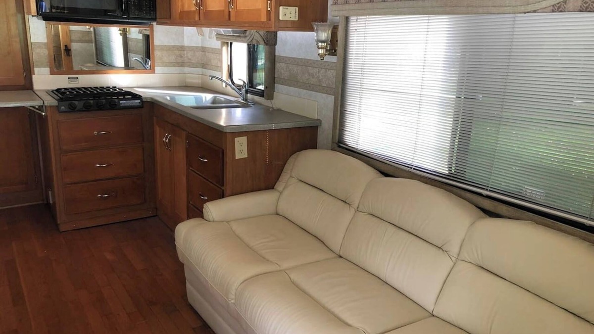Linden House | Private 1-bedroom RV with full hookups and direct bus to NYC Manhattan only 2 blocks away