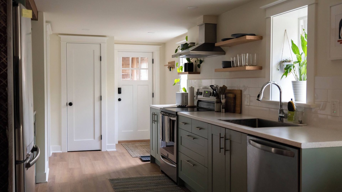 Fernwood House | Private 1 Bedroom Suite in Fernwood Close to RJH