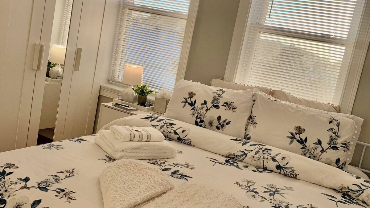 Chelsea Apartment | Private 1-Bedroom with Shared Common Spaces – Close to Logan & Boston