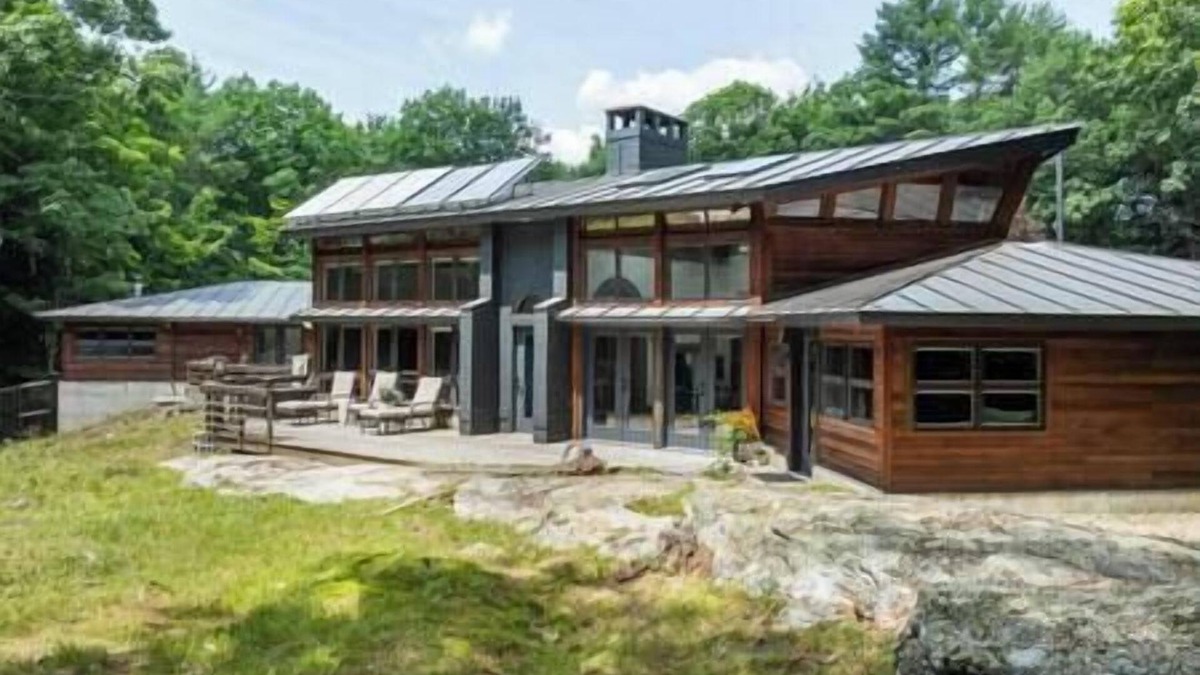 Norway House | Private 10+ Acre Sanctuary! Custom Home in Norway