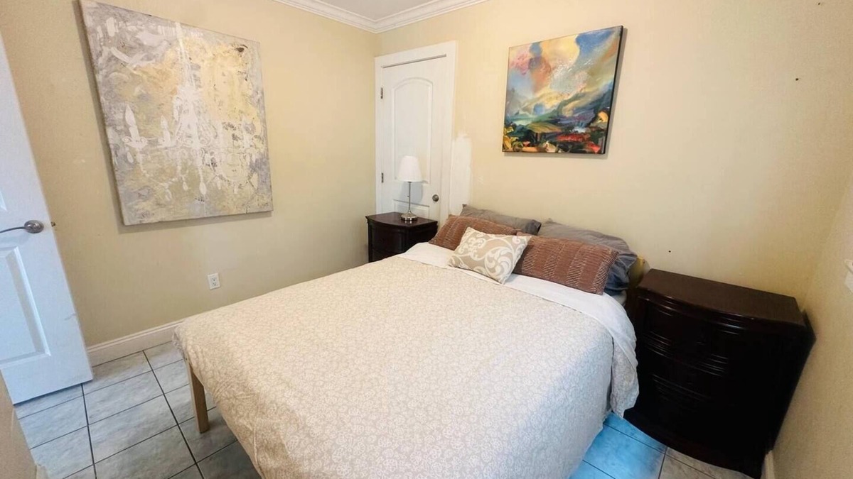 Sunset Apartment | Private 1BR Guest Suite close to Main St